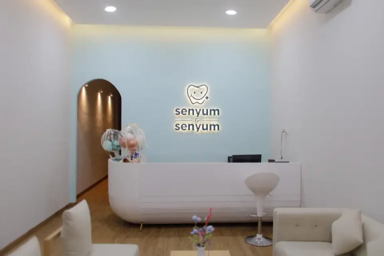ruang resepsionis Klinik gigi Senyum dan Senyum di Medan