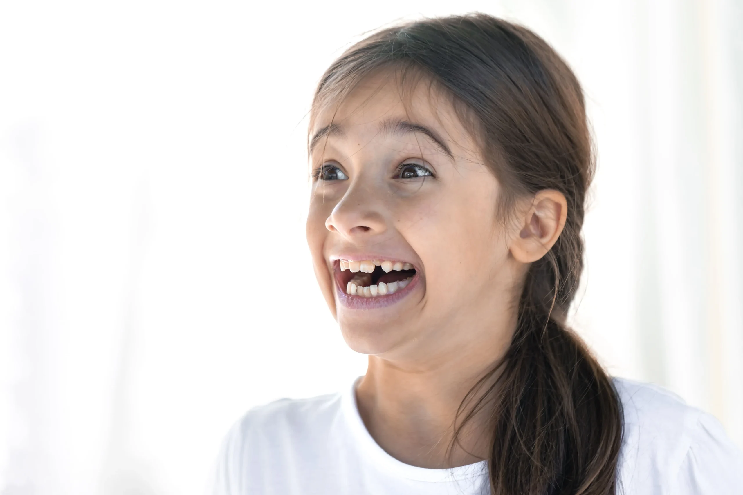 Seorang gadis dengan kondisi gigi ompong