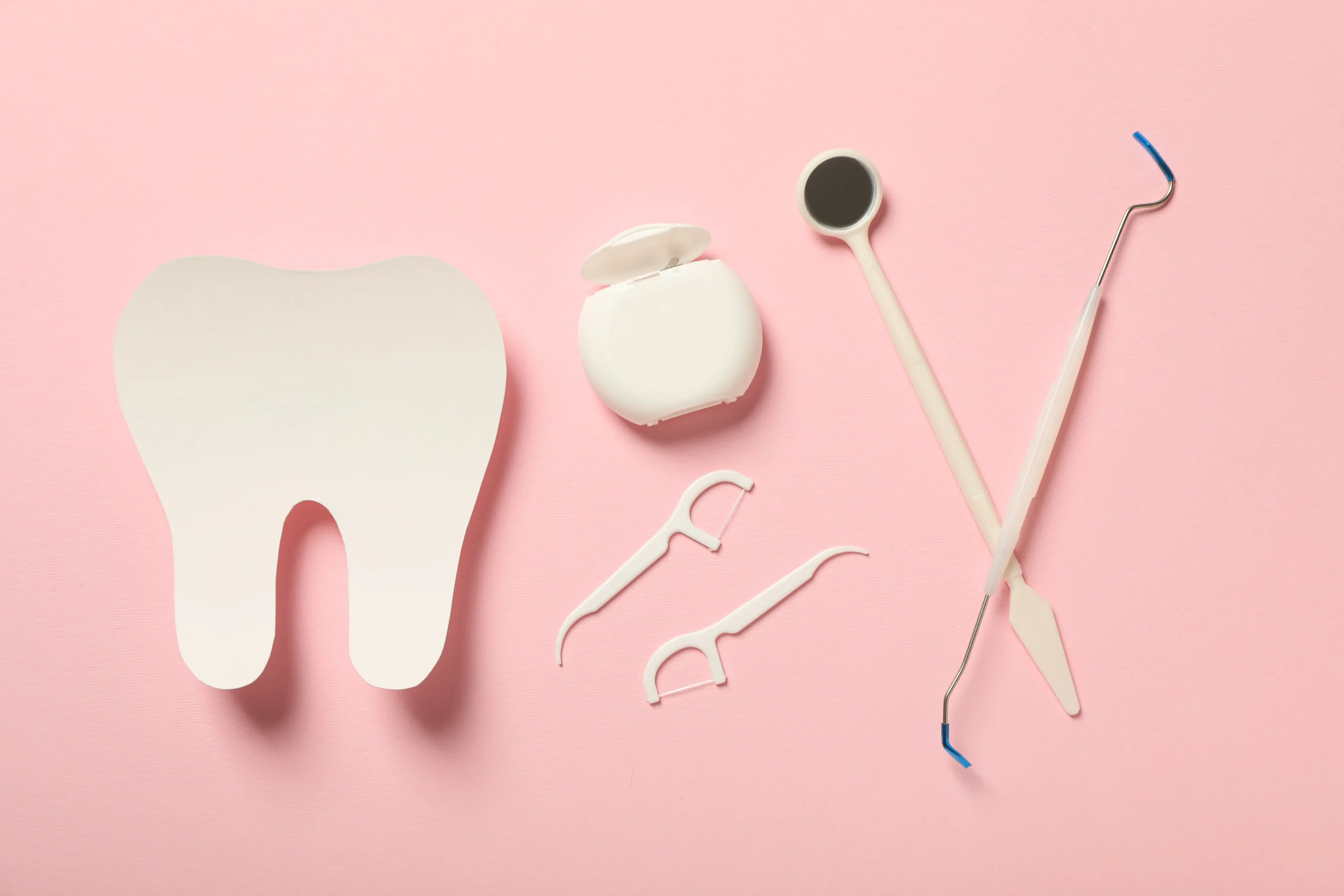 Ilustrasi gigi dengan peralatan kesehatan gigi