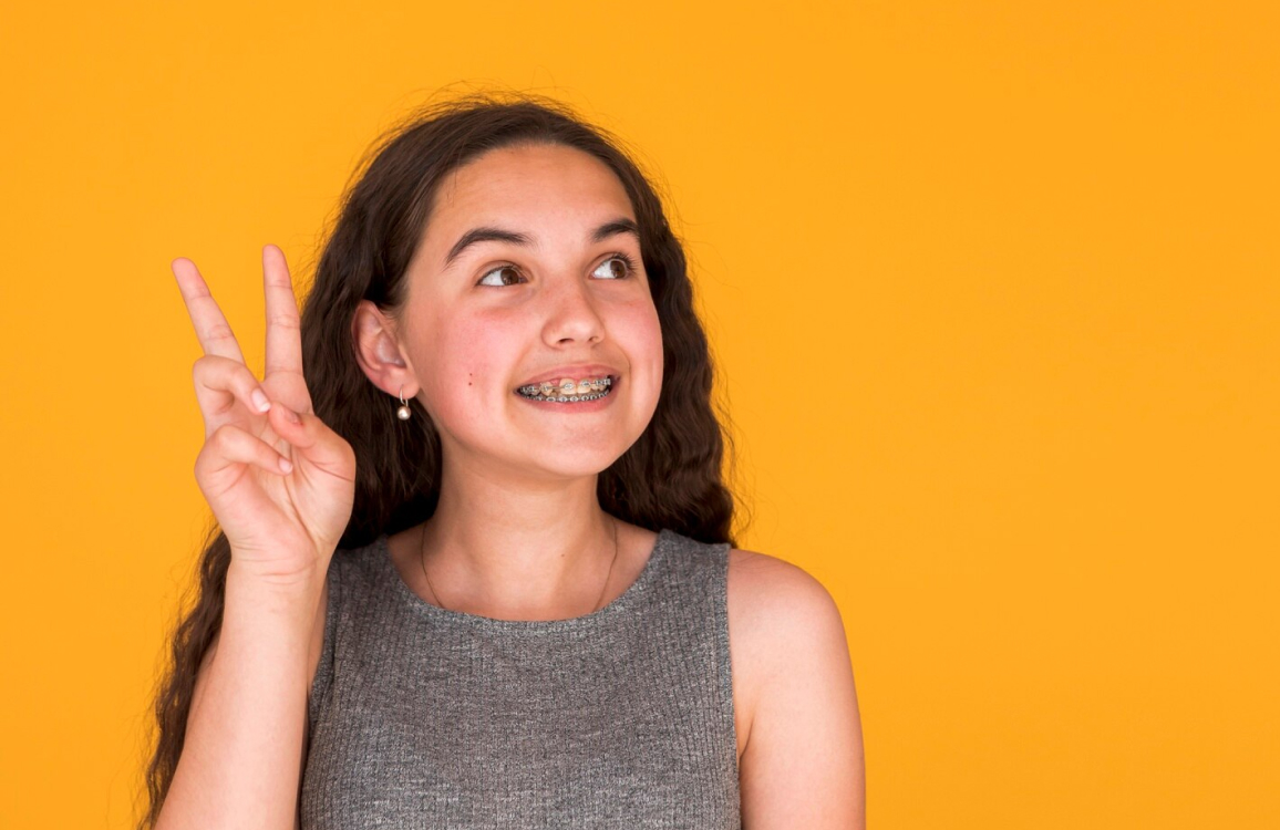 warna karet behel yang bagus untuk gigi kuning